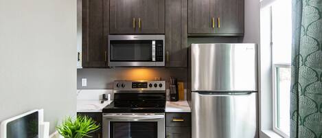 Kjøleskap, mikrobølgeovn, ovn og kokeplater