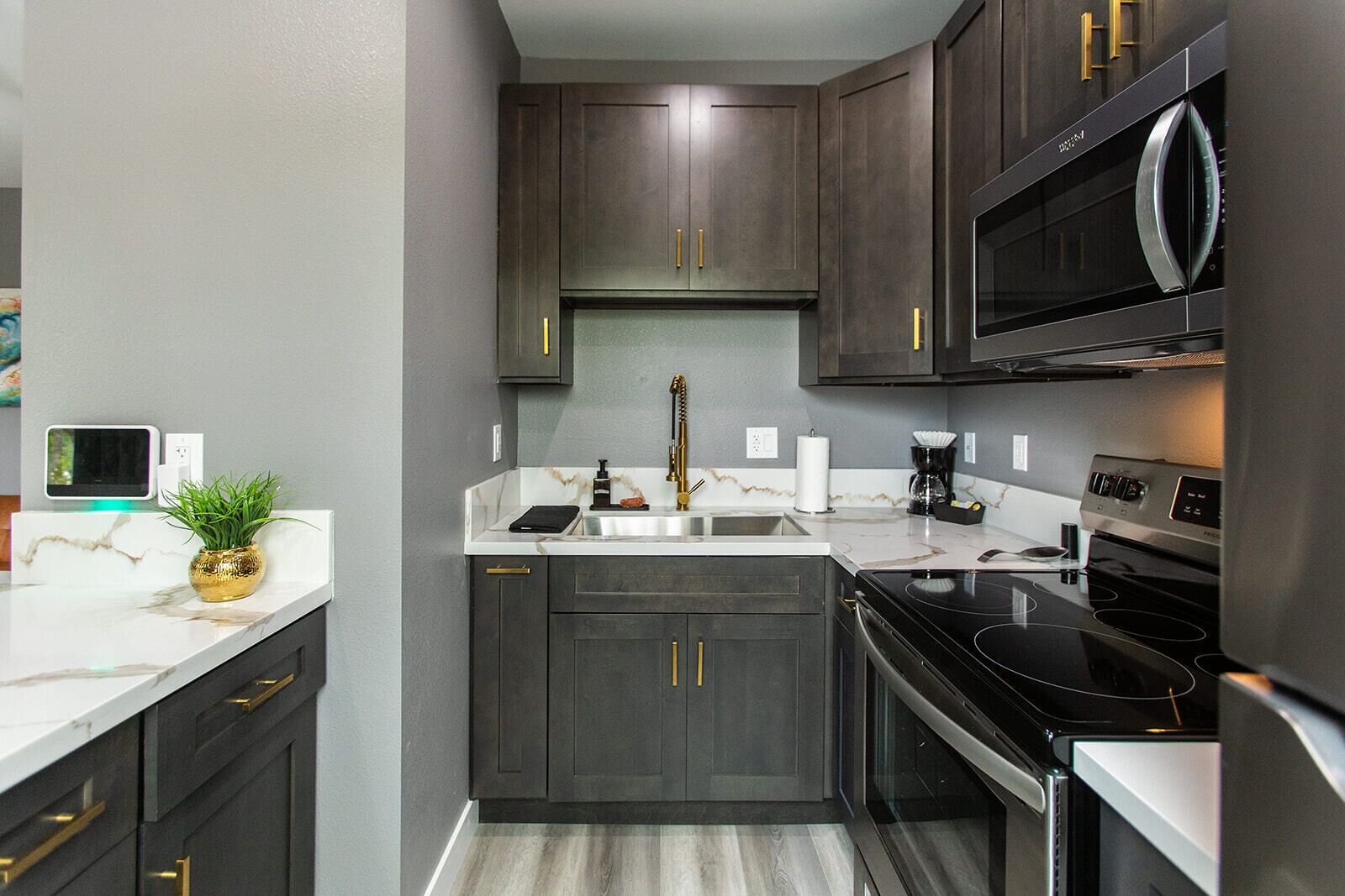 ثلاجة، ميكروويف، فرن، موقد طهي مسطح