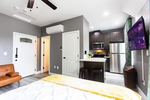 Skrivebord, strykejern/-brett, wi-fi (inkludert) og sengetøy