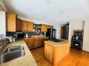 Kjøleskap, mikrobølgeovn, ovn og kokeplater