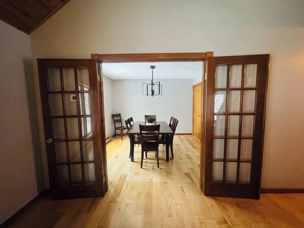 Dining - Lake Therapy-Dock/FirePit/GameRoom/HotTub (Interlochen)