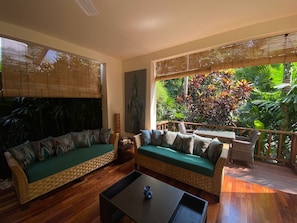 Property grounds - Chic 3-bedroom villa with AC and WiFi in charming Bali (Bali)