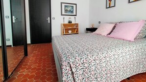 Room - Comfortable city center apartment for 2 to 7 people (Bastia)
