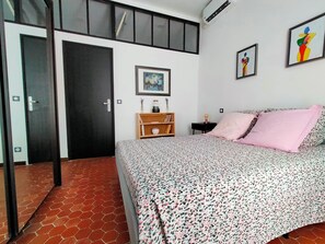 3 bedrooms, desk, iron/ironing board, travel crib