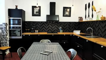 Réfrigérateur, micro-ondes, four, plaque de cuisson