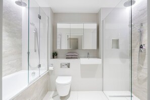 Douche, sèche-cheveux, serviettes fournies, savon