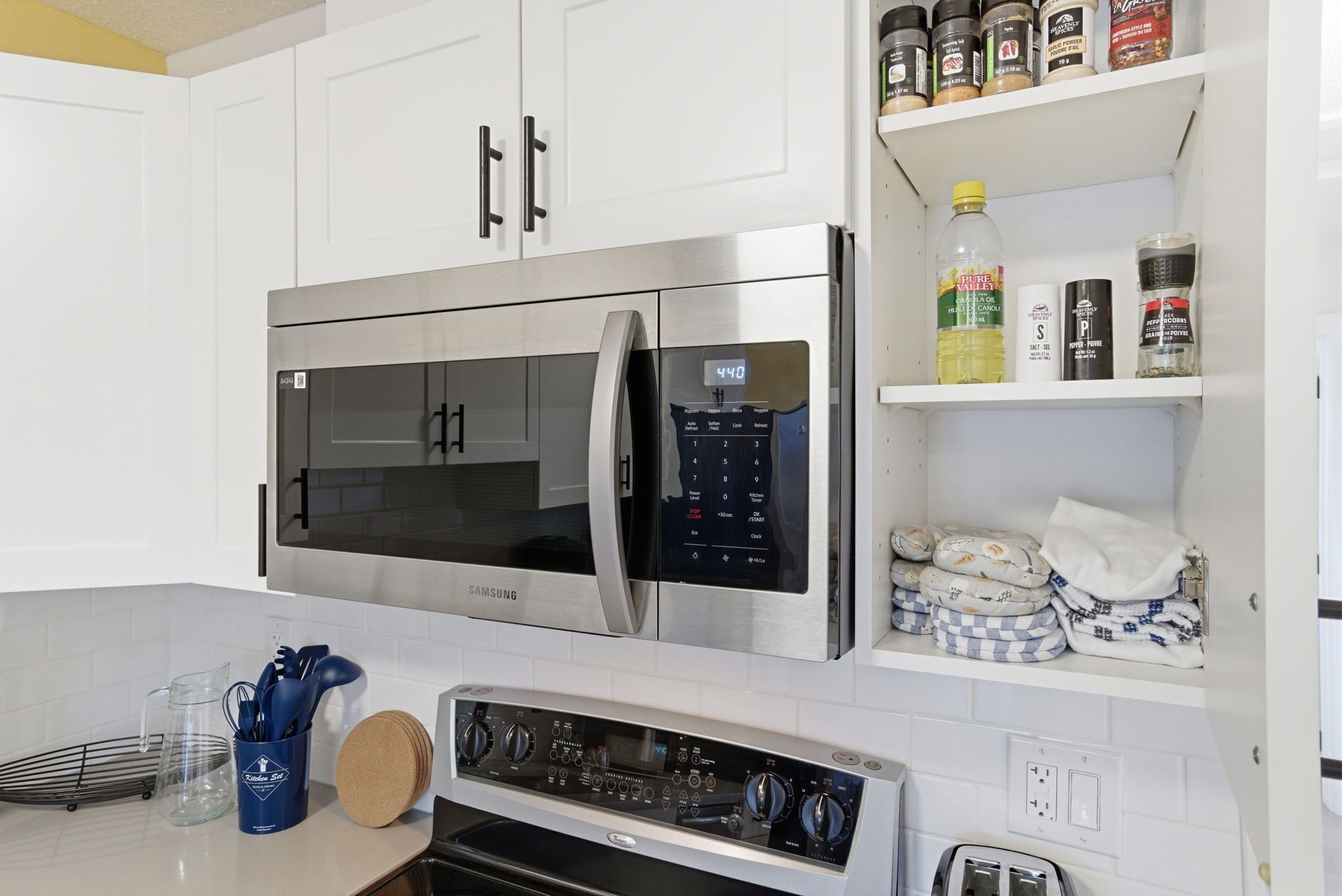 Refrigerador, microondas, horno y parrilla de estufa 