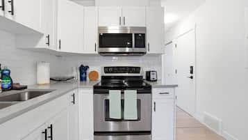 Kylskåp, mikrovågsugn, ugn och spishäll