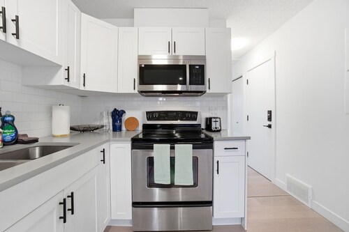 Cindy - 3 Bedrooms, Cozy Main Floor Suite!