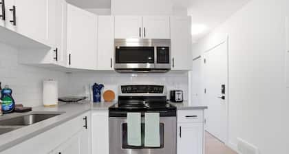 Cindy - 3 Bedrooms, Cozy Main Floor Suite!