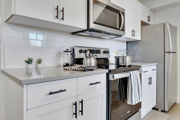 Kühlschrank, Mikrowelle, Ofen, Herdplatte