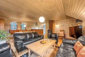 TV - Large holiday home with pool, spa and sauna, 1500 meters from the North Sea. (Ulfborg)
