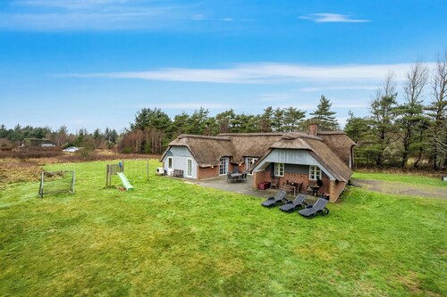 Large holiday home with pool, spa and sauna, 1500 meters from the North Sea.