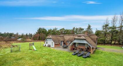 Large holiday home with pool, spa and sauna, 1500 meters from the North Sea.