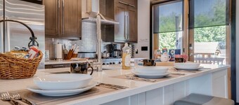 Forest – Bright & Stylish Home w/ King Bed + AC