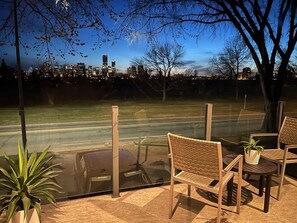 Terrace/patio - Forest –  Bright & Stylish Home w/ King Bed + AC (Edmonton)