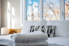 3 bedrooms, iron/ironing board, travel crib, free WiFi - Whyte - 3 Bdrm, 3.5 Bthrm Penthouse |near U of A (Edmonton)