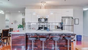 Refrigerador, microondas, horno, placa de cocina