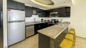 Coffee/tea maker, fridge, microwave, oven