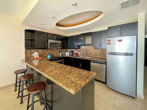 Geladeira, micro-ondas, fogão, cooktop