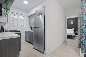 Refrigerador, microondas, horno y parrilla de estufa