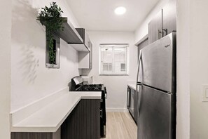 Cafetera y tetera, refrigerador, microondas y horno 