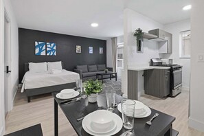 1 habitación, tabla de planchar con plancha, wifi y ropa de cama