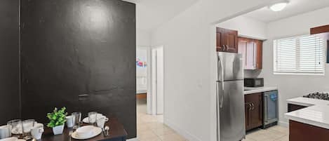Kühlschrank, Mikrowelle, Ofen, Herdplatte