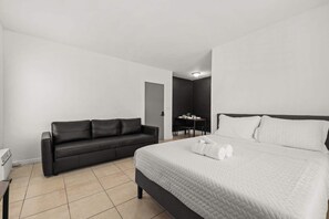 1 bedroom, iron/ironing board, WiFi, bed sheets - Chic Miami Beach Apartment Near the Ocean (Miami Beach)