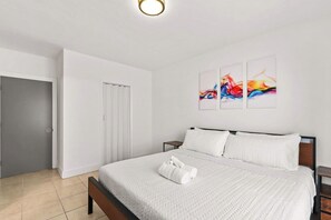 1 bedroom, iron/ironing board, WiFi, bed sheets - Chic Miami Beach Apartment Near the Ocean (Miami Beach)