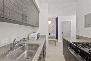 Een koelkast, een magnetron, een oven, een kookplaat