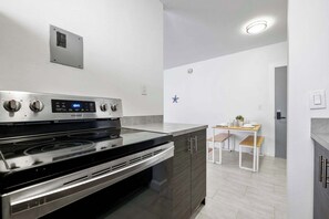 Fridge, oven, stovetop, coffee/tea maker