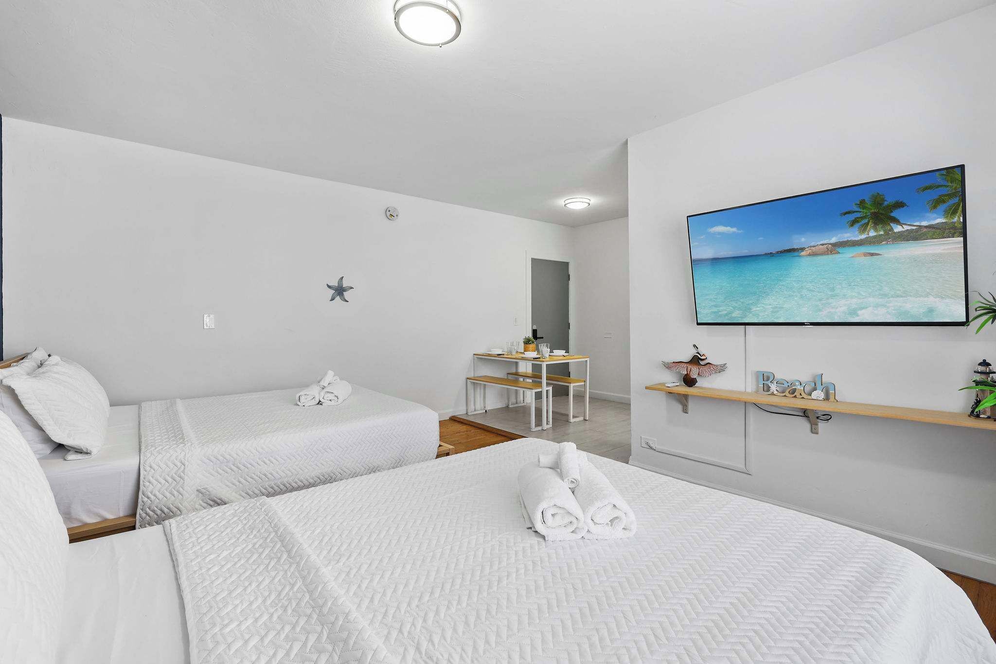 Tabla de planchar con plancha, wifi y ropa de cama 