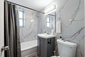 Dusche, Haartrockner, Handtücher