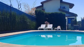 AuĂenpool (je nach Saison geöffnet), Sonnenschirme, LiegestĂŒhle