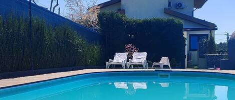 Außenpool (je nach Saison geöffnet), Sonnenschirme, Liegestühle