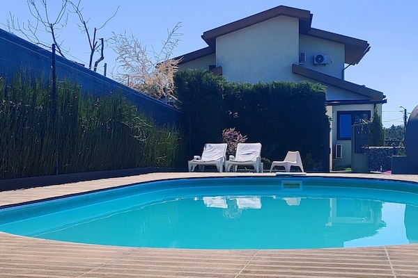 Alberca al aire libre por temporada y sombrillas en la alberca