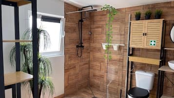Townhouse Standar, balkon, pemandangan kebun anggur | Kamar mandi | Tisu toilet