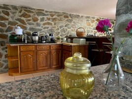 Refrigerador con freezer, horno, lavavajillas, cafetera expreso