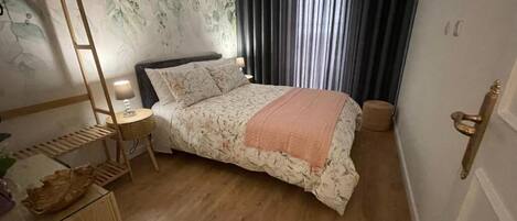 Casa adosada estándar, balcón, vistas al viñedo | 4 dormitorios, tabla de planchar con plancha, cunas gratuitas