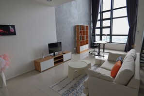 Smart TV, offices - Privat Duplex Loft with Skyline Views & Standing Desk (Kuala Lumpur)