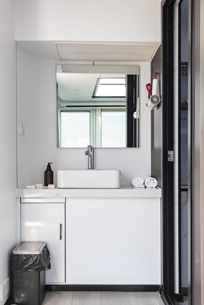 Chambre Double Standard, véranda, vue ville | Salle de bain