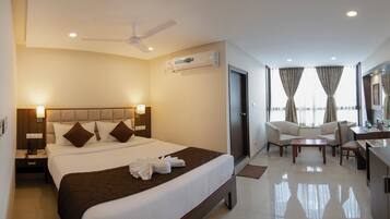 Luxury Room | Desk, laptop workspace, blackout curtains