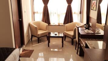 Luxe kamer | Een bureau, een laptopwerkplek, verduisterende gordijnen