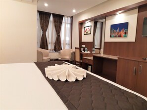 Habitación de lujo | Escritorio, espacio para trabajar con un portátil, cortinas opacas