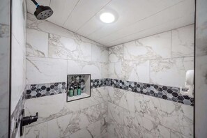 Dusche, Haartrockner, Handtücher, Shampoo