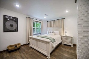 4 bedrooms, iron/ironing board, WiFi, bed sheets