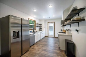 Kühlschrank, Mikrowelle, Ofen, Herdplatte