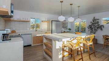 Kylskåp, mikrovågsugn, ugn och spishäll