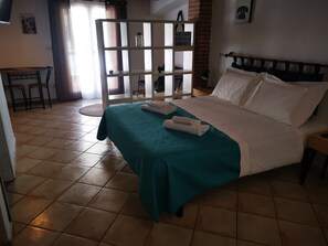 1 habitación, tabla de planchar con plancha, wifi gratis y ropa de cama 